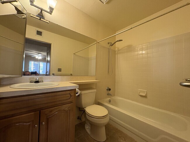 Building Photo - East side condo with community pool/spa/assigned covered parking place