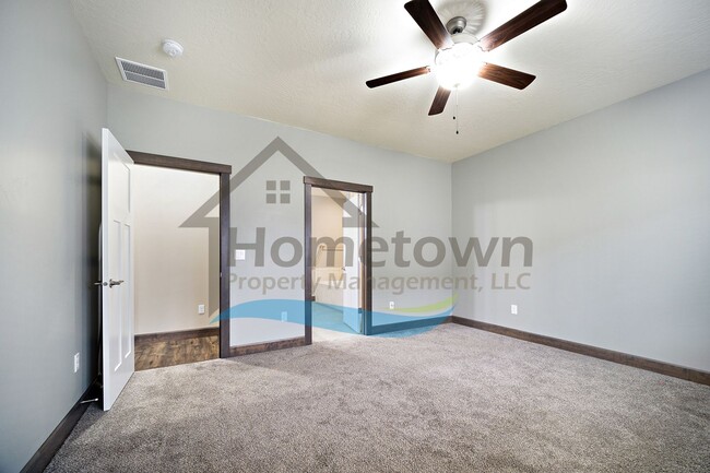 Building Photo - 3 Bedroom 2 Bathroom Home with Attached 3 Car Garage Available in Coeur d'Alene!