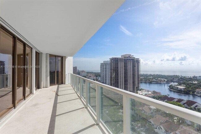 Building Photo - 19500 Turnberry Way