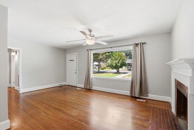 Building Photo - Move-in Ready 3 Bedroom Ranch Home in Eastway Park