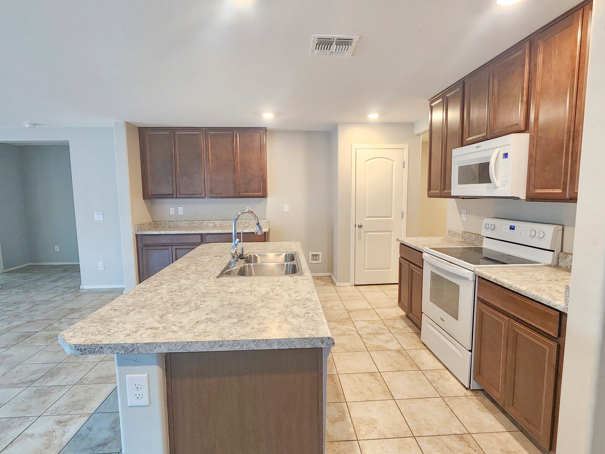 Kitchen - 1347 W Pinkley Ave