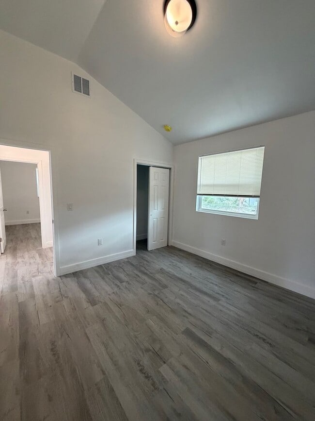 Building Photo - Arlington