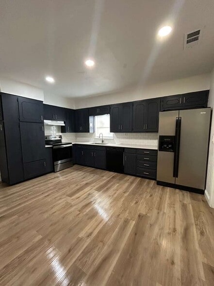 Building Photo - 426 N Clements St