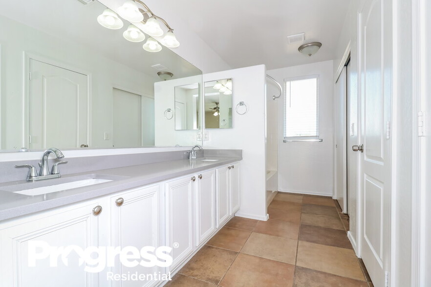 Building Photo - 111 N 65th Dr