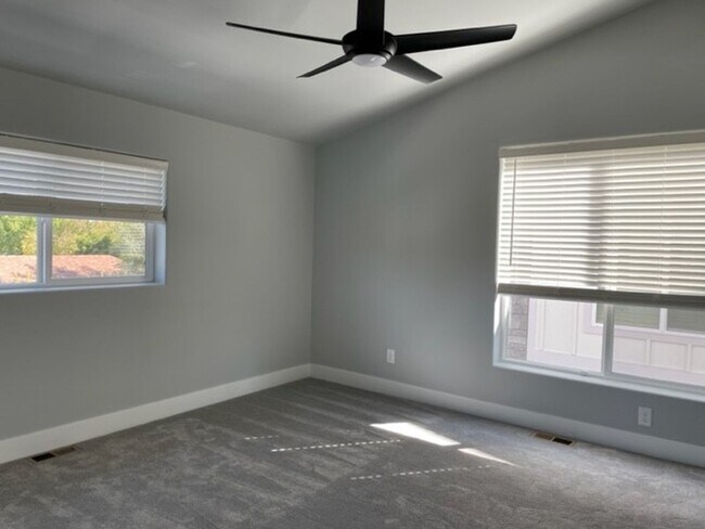 Building Photo - Townhouse For Lease