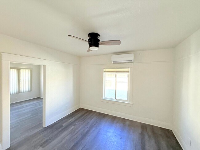 Building Photo - 1908-1910.5-19105 Daly St