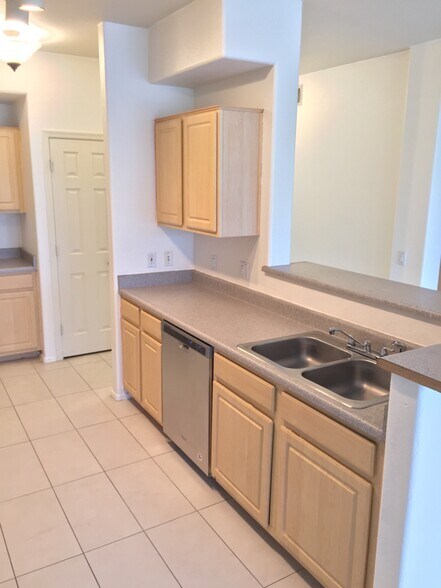 Building Photo - 420 W 1st St