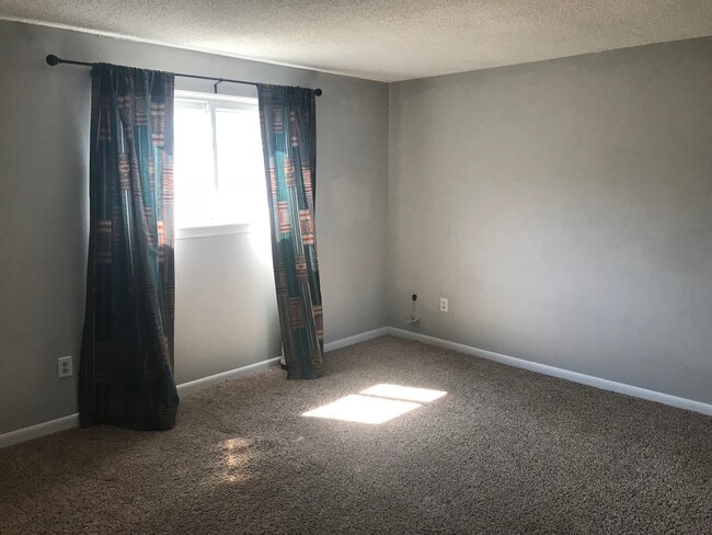 Building Photo - 3 bedroom 1.5 bathroom house in Gahanna fo...