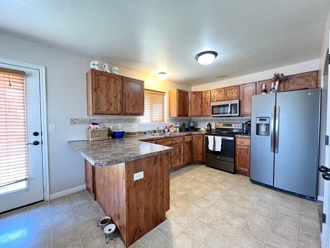 Primary Photo - 6 Bedroom/3 Bathroom House in Eagle Mountain