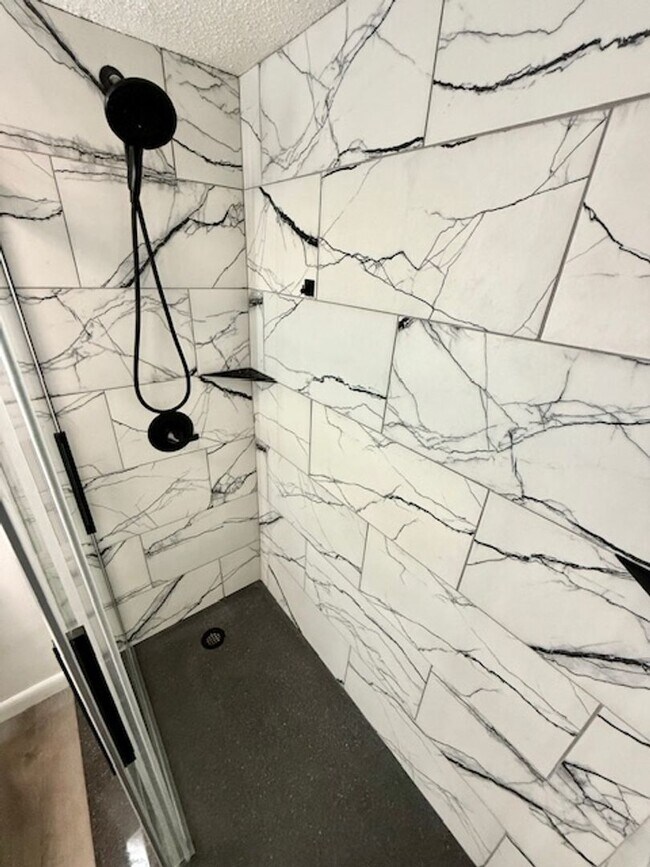 Building Photo - Beautifully remodeled 2 bedroom condo at w...