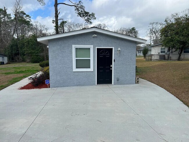 Building Photo - 1906 Karen Ln