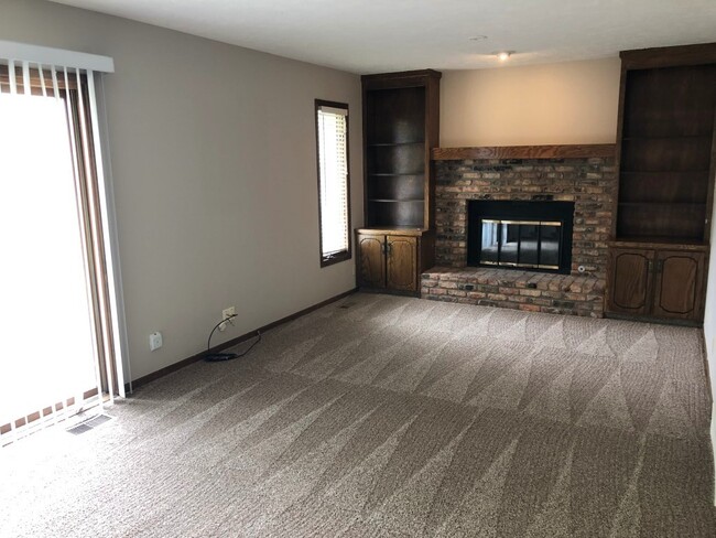 Building Photo - Come check out this roomy Tri-level in a g...