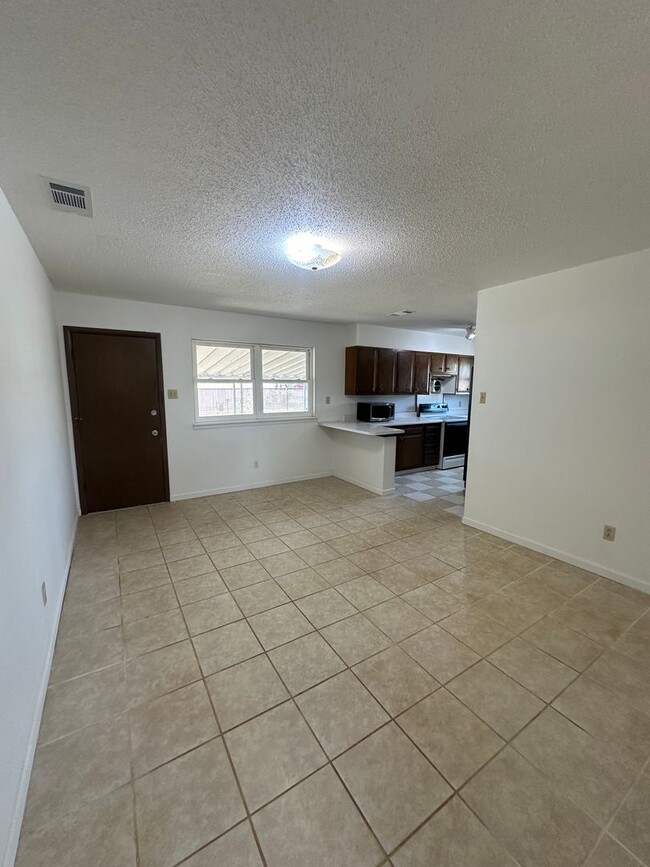 Building Photo - Spacious 4 Bed Home! Large Backyard with a...