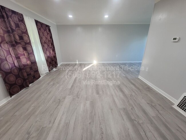 Building Photo - 400/402 Barth Ave