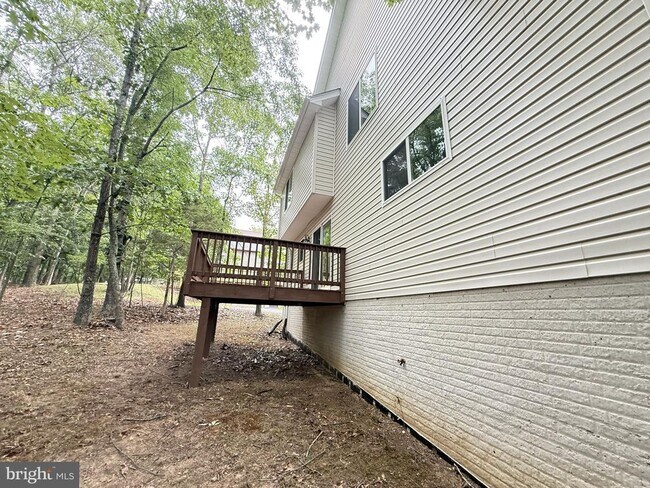 Building Photo - 1234 Lakeview Dr