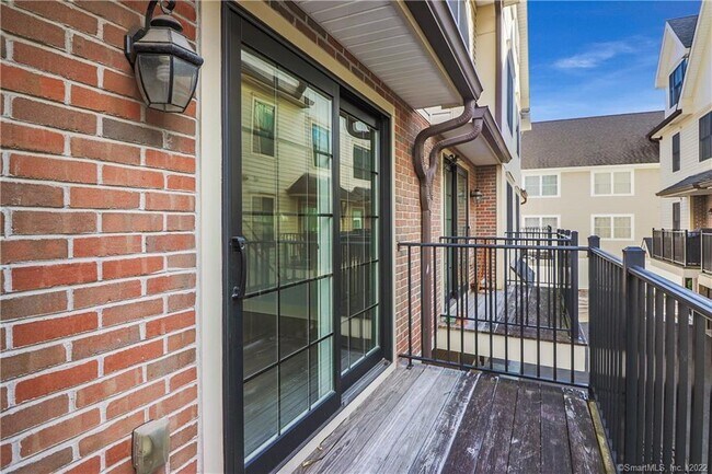 Building Photo - 109 Forest St