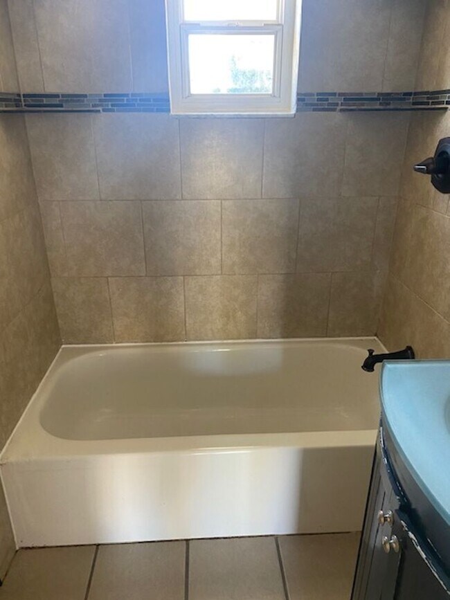 Building Photo - 2 Bed 1 Bath Home | Single Car Garage | Pet Friendly with Fenced Yard | Washer Dryer Hook Ups | S...