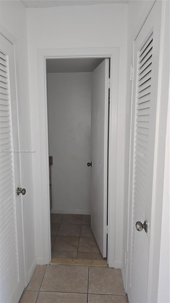 Building Photo - 9800 W Bay Harbor Dr