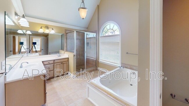 Building Photo - 2140 Rossmore Rd