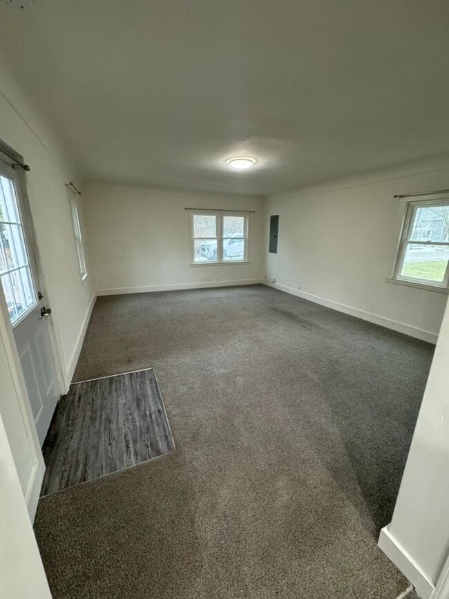 Building Photo - 618 Center St