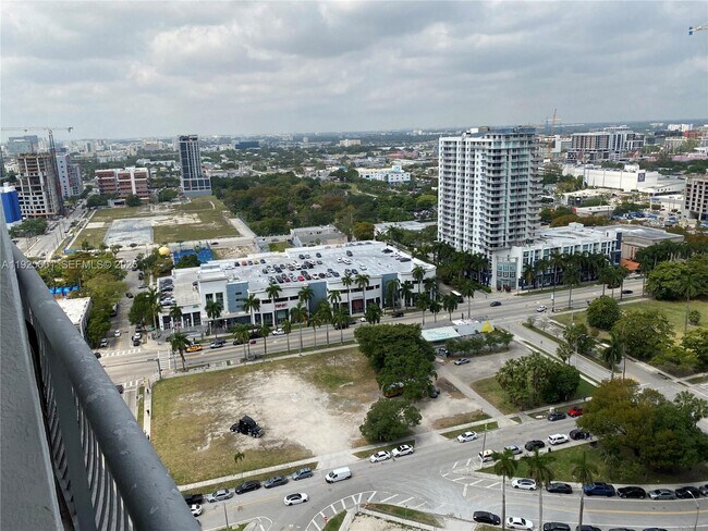 Building Photo - 1750 N Bayshore Dr