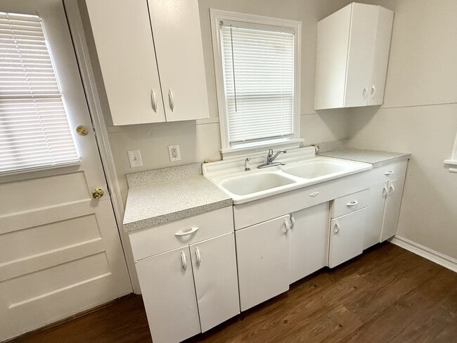 Building Photo - 33 8th Ave NW