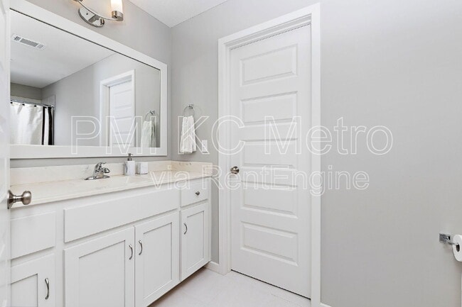 Building Photo - 15708 Canterbury St