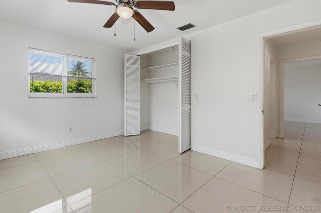 Building Photo - 2910 NE 40th Ct