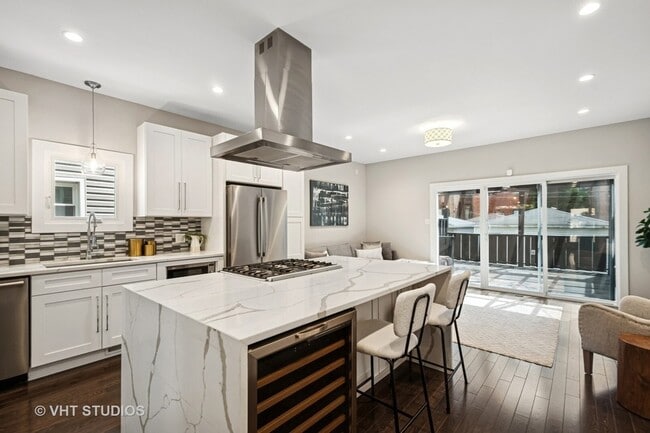 Building Photo - 3125 S Giles Ave