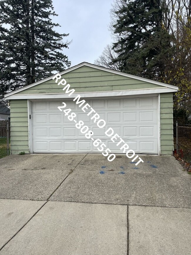 Building Photo - Move in Ready Bungalow in Redford