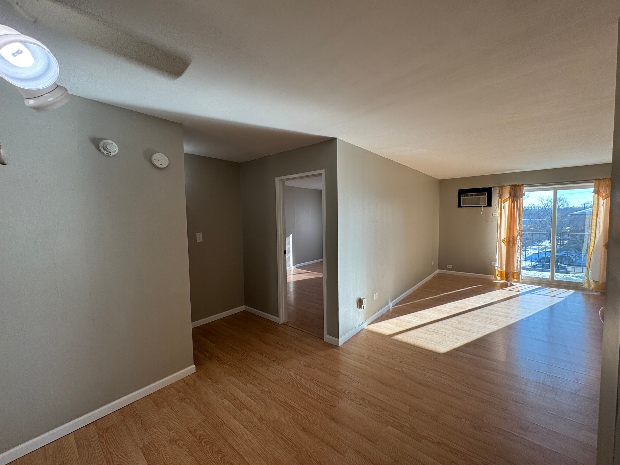 Building Photo - 252 Shorewood Dr