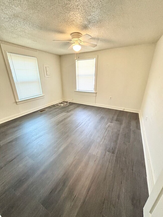Building Photo - Midtown Cottage special