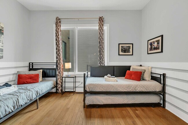 Building Photo - 1122 Argyle Ave