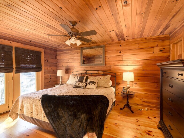 Master bedroom Main Floor - 404 Owls Brow