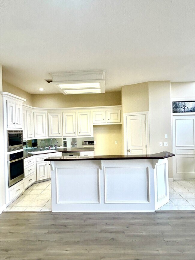 Building Photo - 807 Kipp Ave