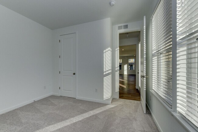 Building Photo - Beautiful 4 bed, 3 bath Townhome with 2 car garage ready for move in!
