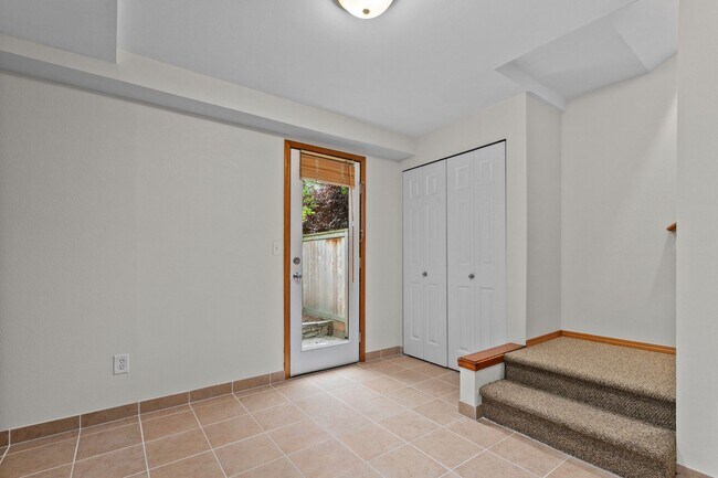 Building Photo - 3bd/2.5ba Seattle House