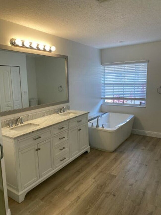 Building Photo - 4593 Bucida Rd