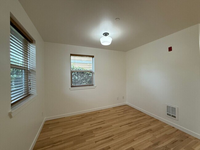 Building Photo - 3304 Claremont Ave S