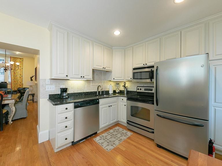 Building Photo - 36 Melrose St