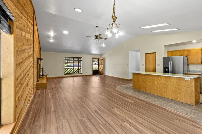 Building Photo - 103 E Miller Ct