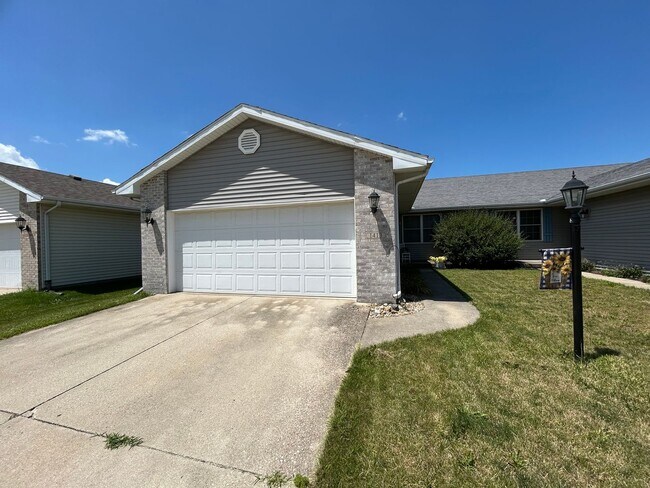 Building Photo - 2-bedroom, 1-bath Duplex in Champaign, IL