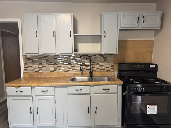 Building Photo - Move In Ready! Charming Corner Lot Home wi...