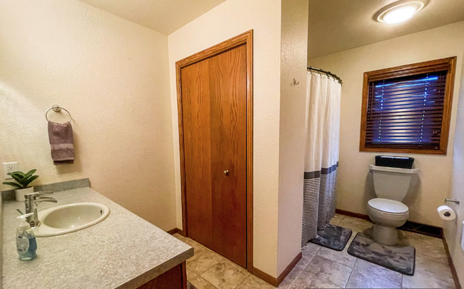 Upstairs Full Bathroom - 4205 Hunters Glen Dr