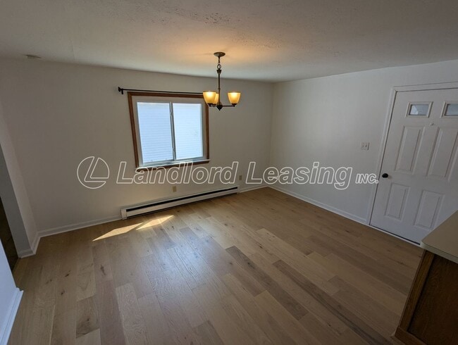 Building Photo - Country Living Spacious Ranch Duplex with ...