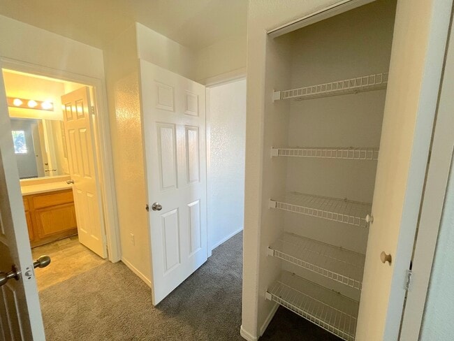 Building Photo - SPACIOUS 2BED/2BATH CONDO * SECOND FLOOR FLOOR UNIT*