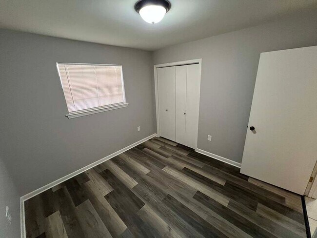 Building Photo - 1114 Willow Creek Dr