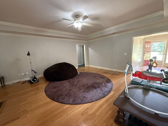 Building Photo - 4/2 Home Available Now!