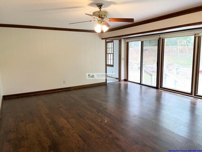 Building Photo - 5BR 3.5BA Stunning Home w/ Kitchen Suite • Garage + Carport in Marietta