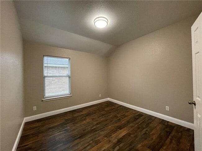 Building Photo - 18512 Sandy Bottom Dr